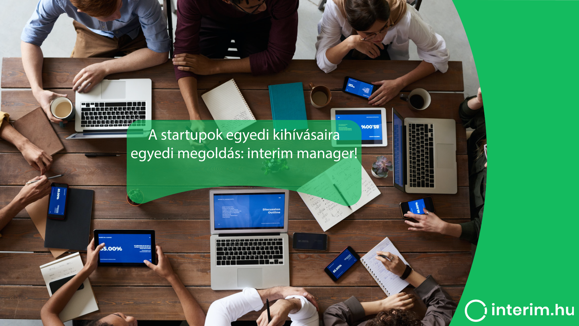 fiatalok felülnézetben dolgoznak és ötletelnek laptopok tabletek jegyzetek és kávé mellett